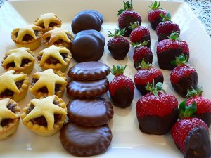 14 mince_pies,_chocolate_biscuits_and_chocolate-dipped_strawberries