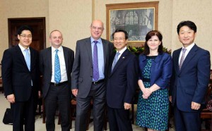 Ambassador Choo Kyu-Ho meets Vice-Chancellor Professor David Eastwood with senior representatives from the Korean embassy and the University of Birmingham